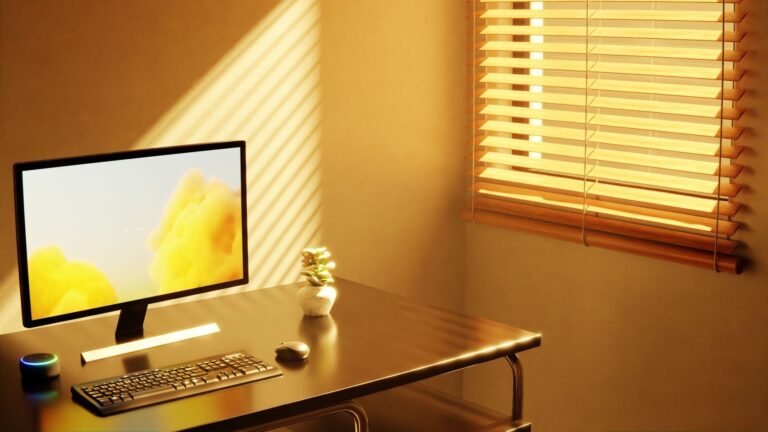 Rustige digitale werkplek met monitor, toetsenbord en houten jaloezieën